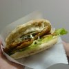 350g Hamburger (gril. kuřecí maso, rajče, okurka, cibule, ledový salát, omáčka)