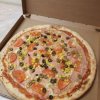 43. pizza Riviera (tomato, eidam, uzený sýr, mozzarella, šunka, rajče, kukuřice,olivy)